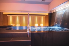 piscina-con-cascata-cervicale